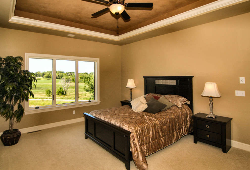 Ejemplo de dormitorio principal clásico de tamaño medio con paredes beige y moqueta