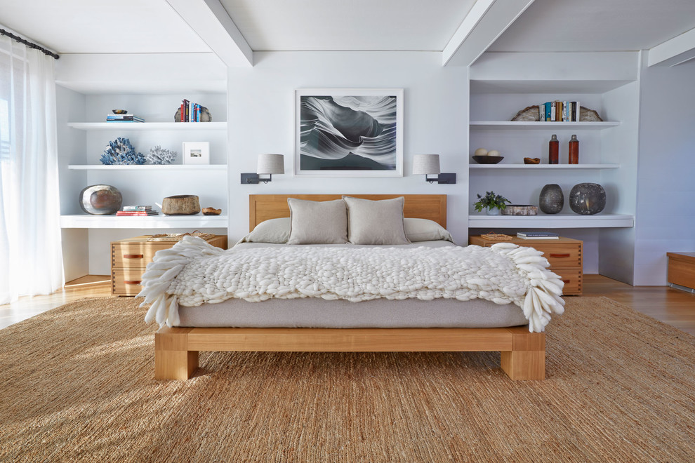 Foto di una camera degli ospiti stile marino di medie dimensioni con pareti bianche, pavimento in legno massello medio, nessun camino e pavimento marrone