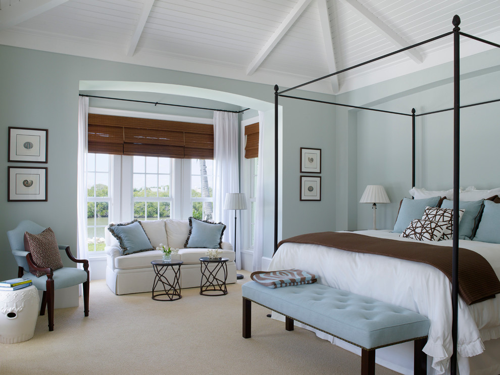 Пример оригинального дизайна: спальня в стиле неоклассика (современная классика) с синими стенами и ковровым покрытием