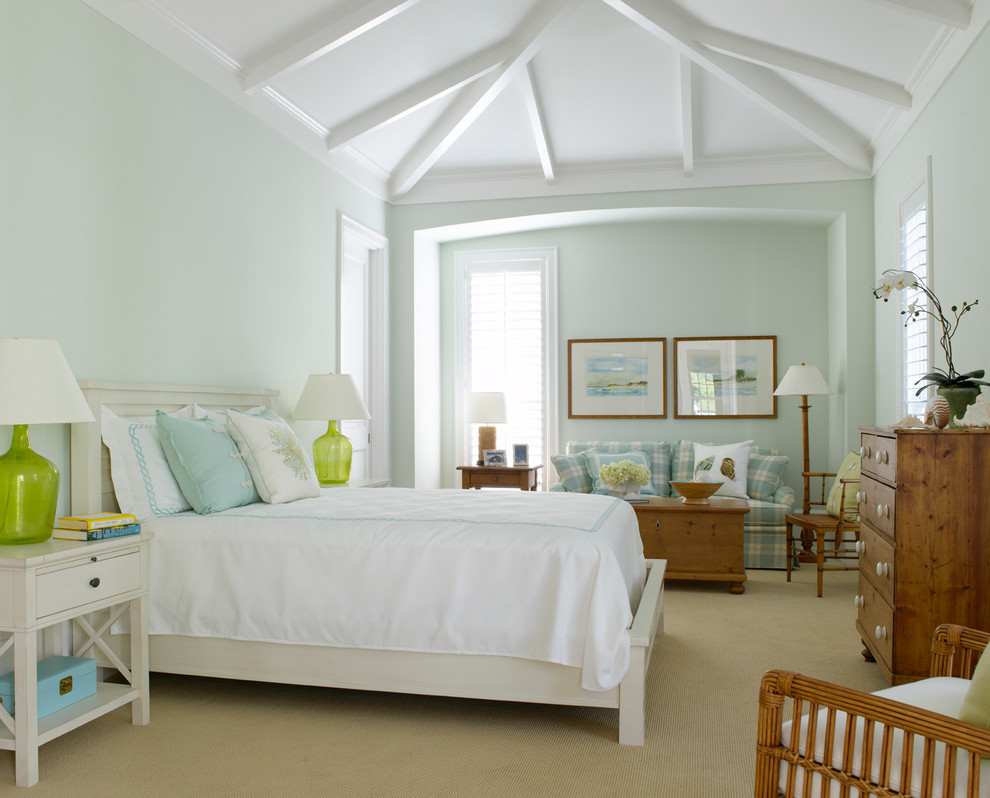 Immagine di una camera da letto stile marino con pareti verdi e moquette