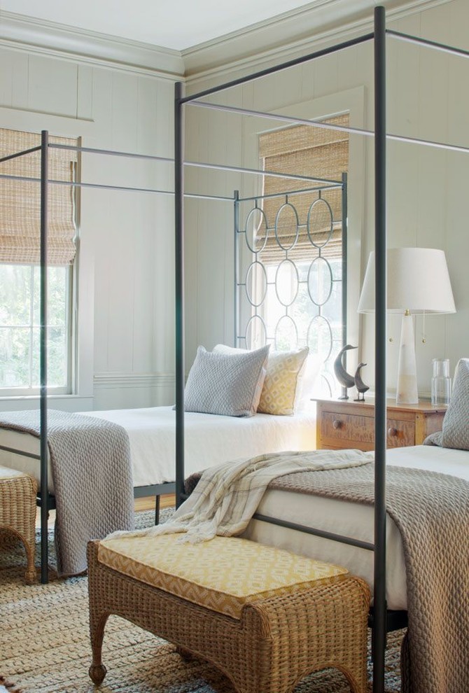 Ejemplo de dormitorio costero con paredes blancas y suelo de madera en tonos medios