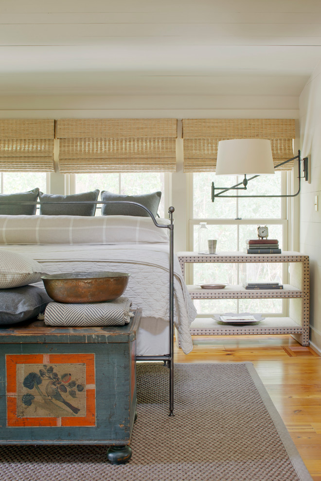 Источник вдохновения для домашнего уюта: спальня на мансарде в стиле фьюжн с бежевыми стенами и паркетным полом среднего тона