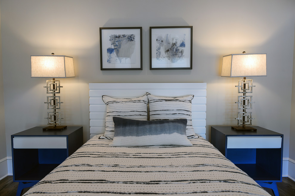 Foto di una camera degli ospiti stile marino di medie dimensioni con pareti bianche, pavimento in legno massello medio e pavimento marrone