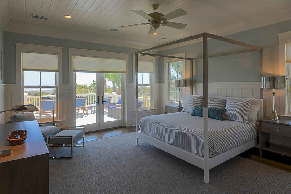 Esempio di una camera degli ospiti stile marino di medie dimensioni con pareti blu, pavimento in legno massello medio e pavimento marrone