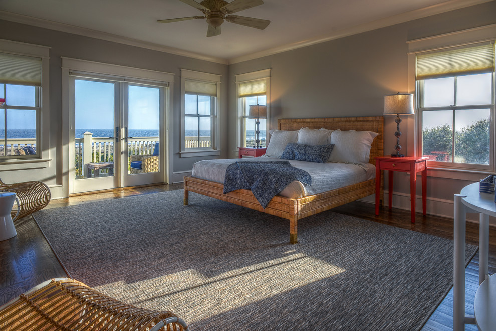 Ispirazione per una camera degli ospiti stile marino di medie dimensioni con pareti blu, pavimento in legno massello medio e pavimento marrone