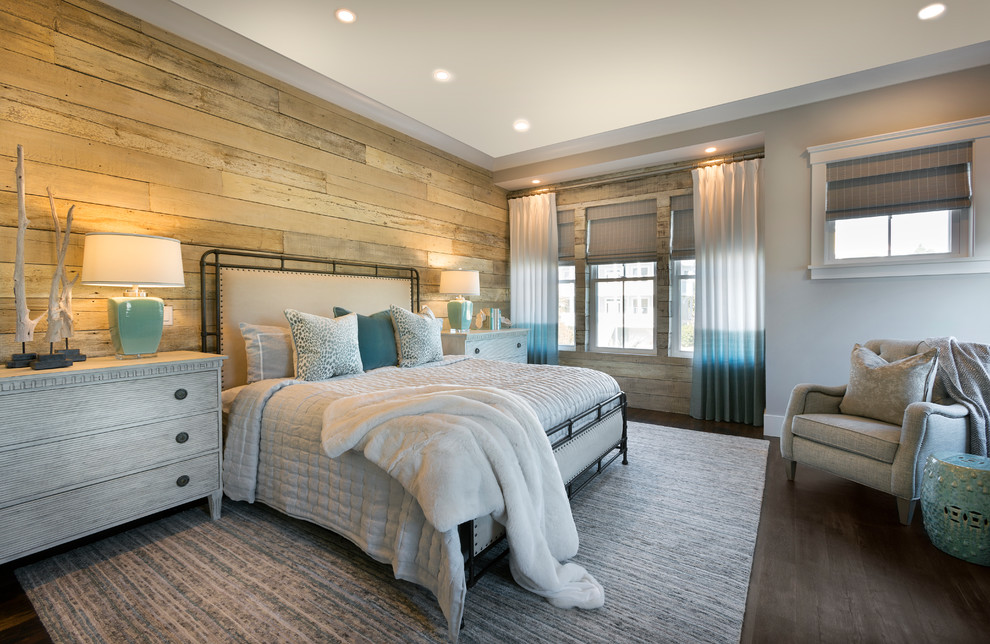 Diseño de dormitorio costero con paredes marrones, suelo de madera oscura y suelo marrón