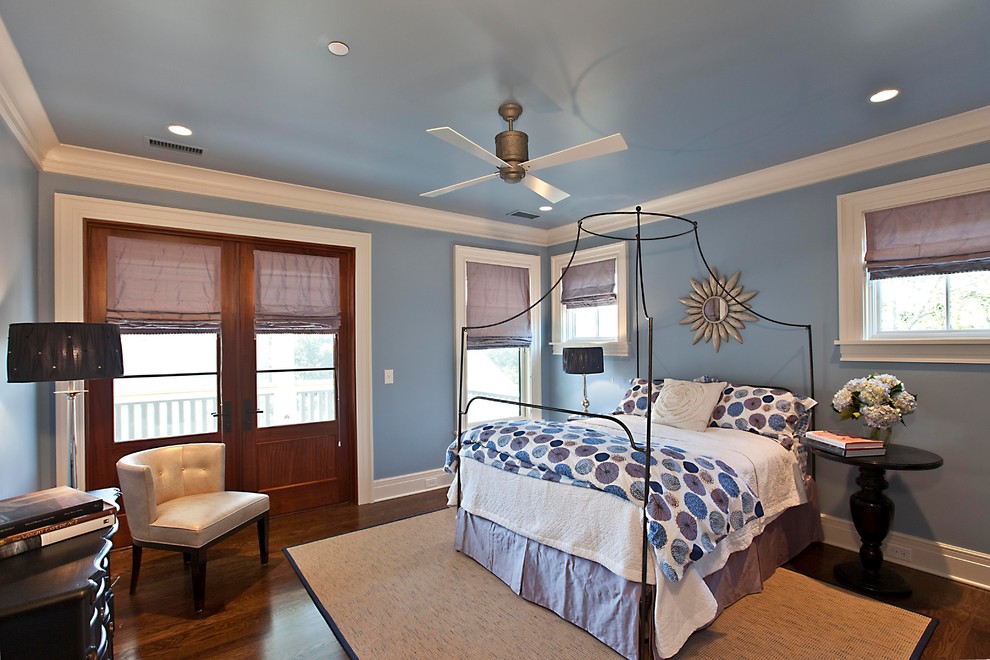 Ejemplo de dormitorio tradicional con paredes azules y suelo de madera oscura