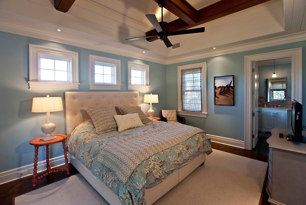 Idéer för att renovera ett vintage sovrum, med blå väggar och mörkt trägolv