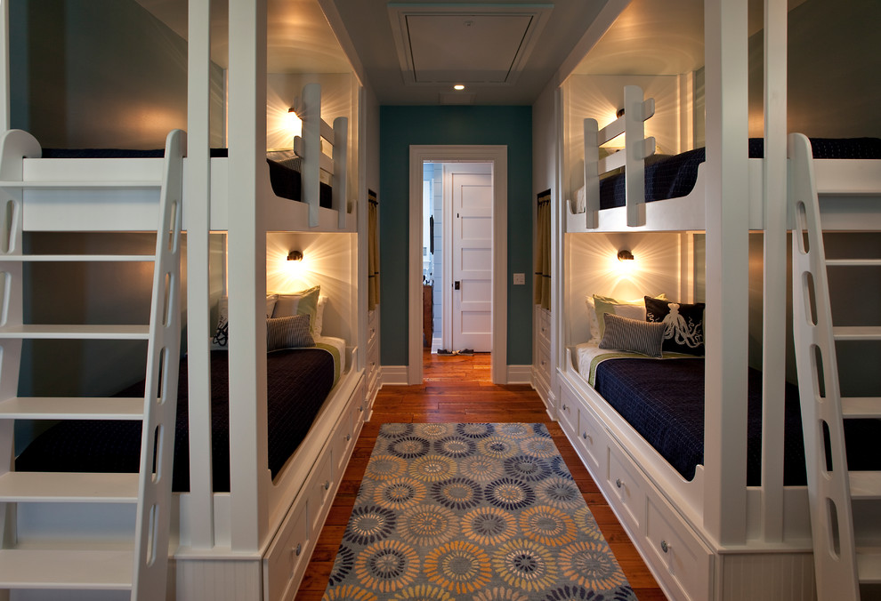 Foto de dormitorio costero con paredes azules y suelo de madera en tonos medios