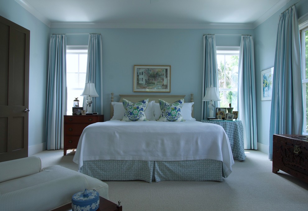 Diseño de dormitorio principal costero sin chimenea con paredes azules, moqueta y suelo gris