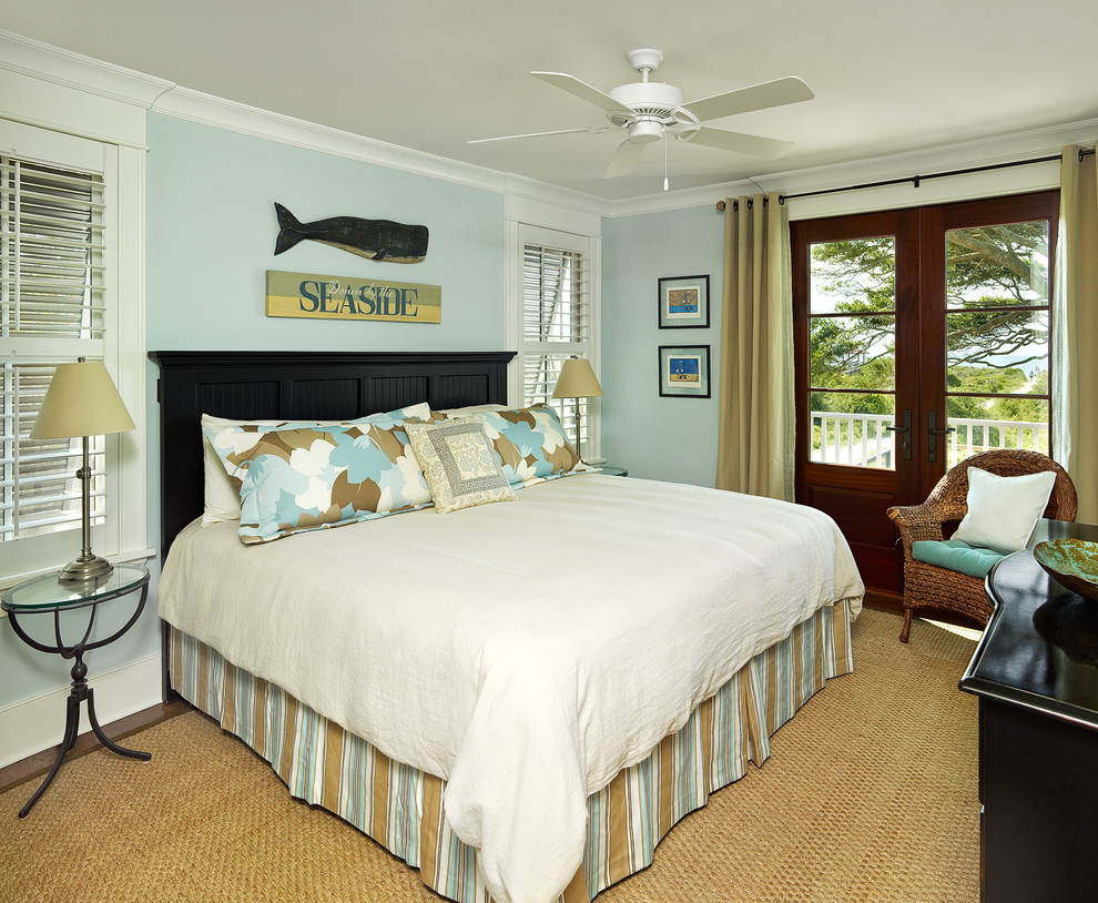 Idee per una camera da letto tropicale con pareti blu