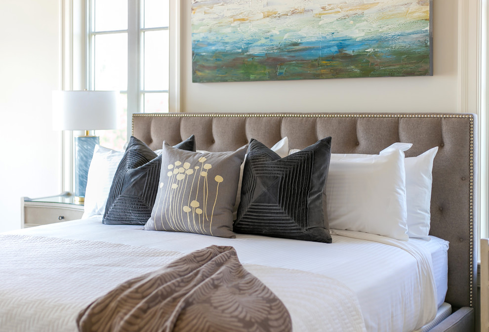 На фото: хозяйская спальня среднего размера в морском стиле с серыми стенами, паркетным полом среднего тона и коричневым полом с