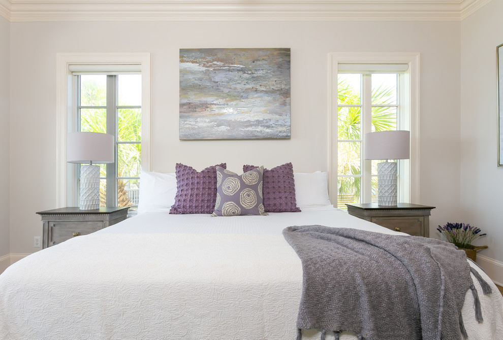 Foto de habitación de invitados marinera de tamaño medio con paredes grises, suelo de madera en tonos medios y suelo marrón