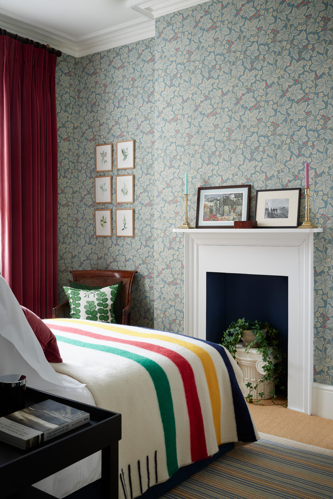 Идея дизайна: гостевая спальня среднего размера, (комната для гостей) в стиле фьюжн с разноцветными стенами, ковровым покрытием, стандартным камином и фасадом камина из дерева