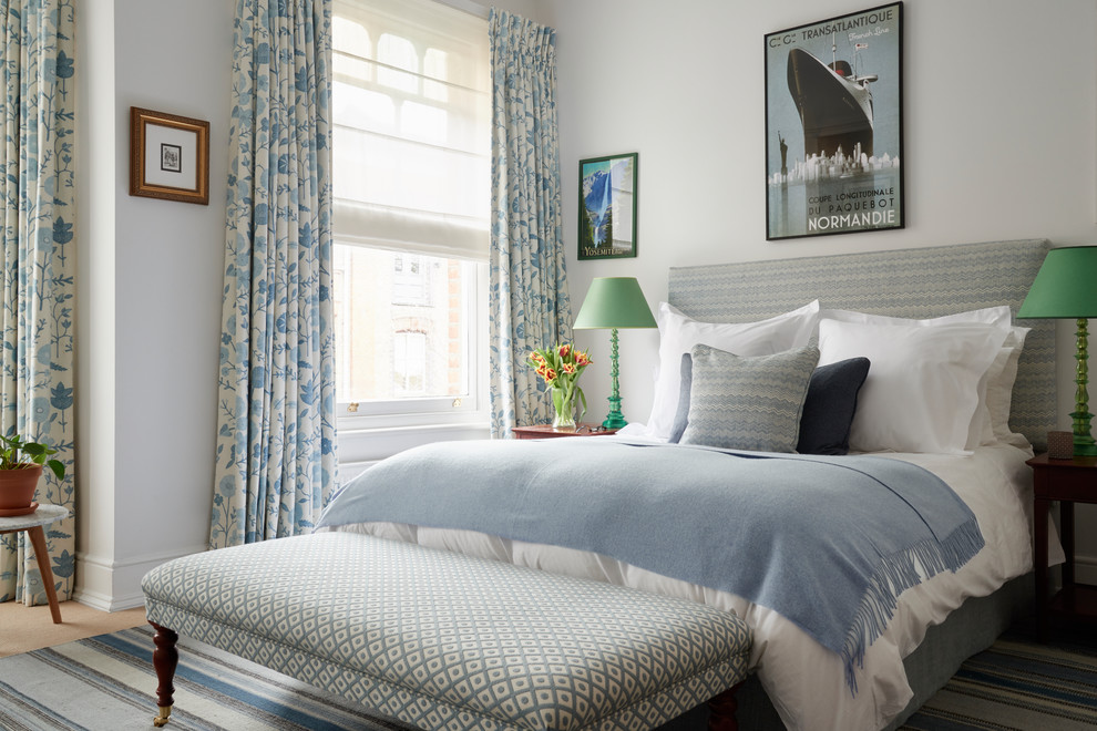 Пример оригинального дизайна: большая хозяйская спальня в стиле фьюжн с белыми стенами и ковровым покрытием