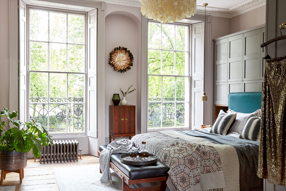 Mittelgroßes Klassisches Schlafzimmer mit braunem Holzboden und braunem Boden in London