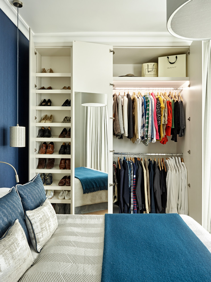 Modernes Hauptschlafzimmer mit blauer Wandfarbe und hellem Holzboden in London