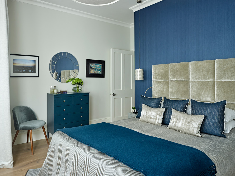 ロンドンにあるコンテンポラリースタイルのおしゃれな主寝室 (青い壁、淡色無垢フローリング) のレイアウト