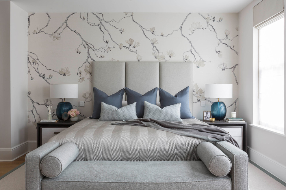 Свежая идея для дизайна: хозяйская спальня в стиле неоклассика (современная классика) с разноцветными стенами без камина - отличное фото интерьера