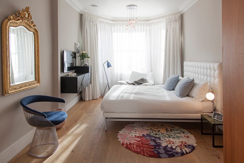 Mittelgroßes Eklektisches Schlafzimmer mit brauner Wandfarbe, hellem Holzboden und beigem Boden in London