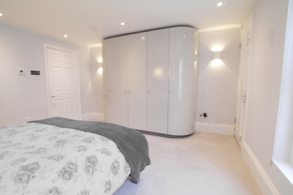 Mittelgroßes Modernes Hauptschlafzimmer ohne Kamin mit grauer Wandfarbe und Teppichboden in London