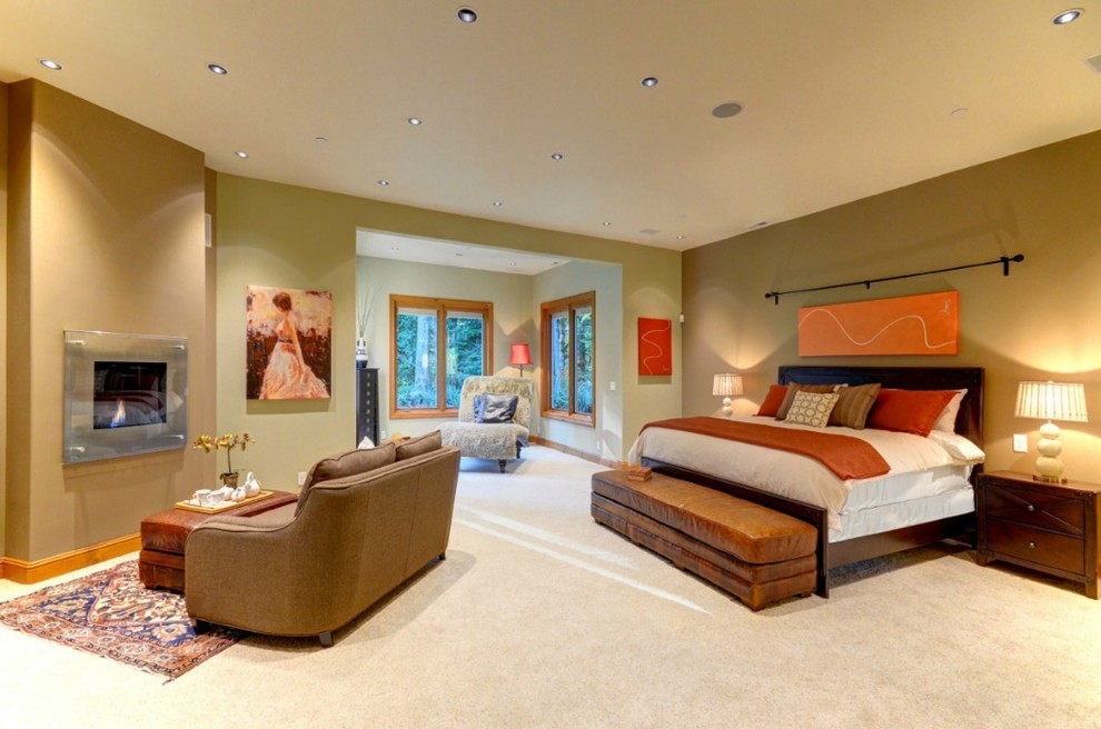 Свежая идея для дизайна: большая хозяйская спальня в стиле неоклассика (современная классика) с коричневыми стенами, ковровым покрытием, стандартным камином, фасадом камина из металла и белым полом - отличное фото интерьера