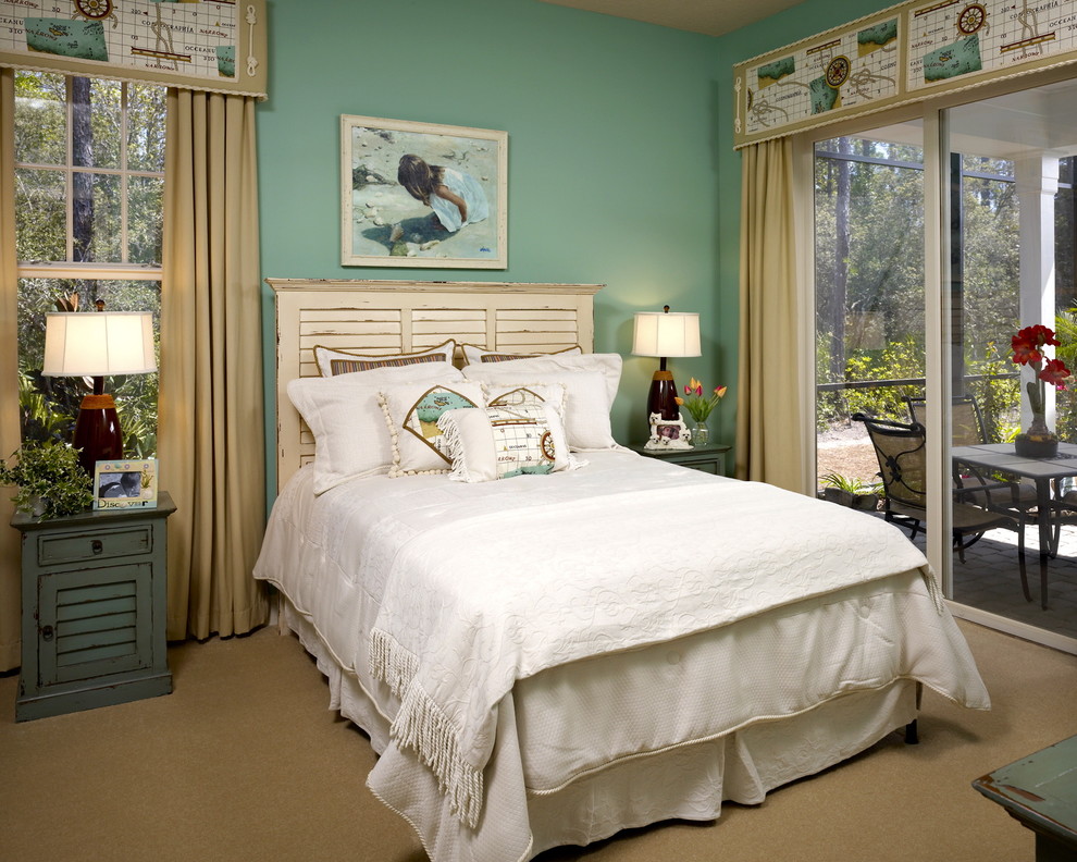 ジャクソンビルにある中くらいなトロピカルスタイルのおしゃれな客用寝室 (緑の壁、暖炉なし、カーペット敷き、ベージュの床) のレイアウト