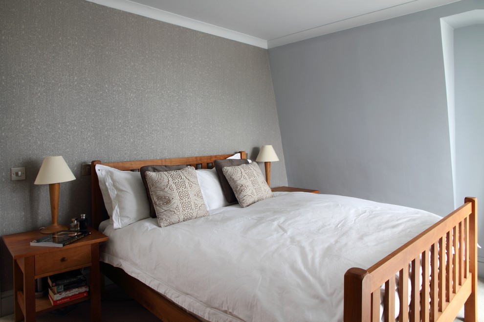 Cette image montre une chambre design de taille moyenne avec un mur gris.