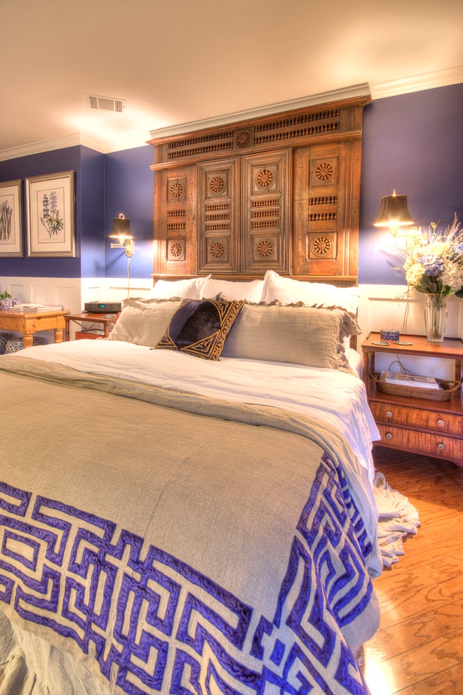 Mittelgroßes Mediterranes Hauptschlafzimmer mit blauer Wandfarbe und Laminat in Dallas
