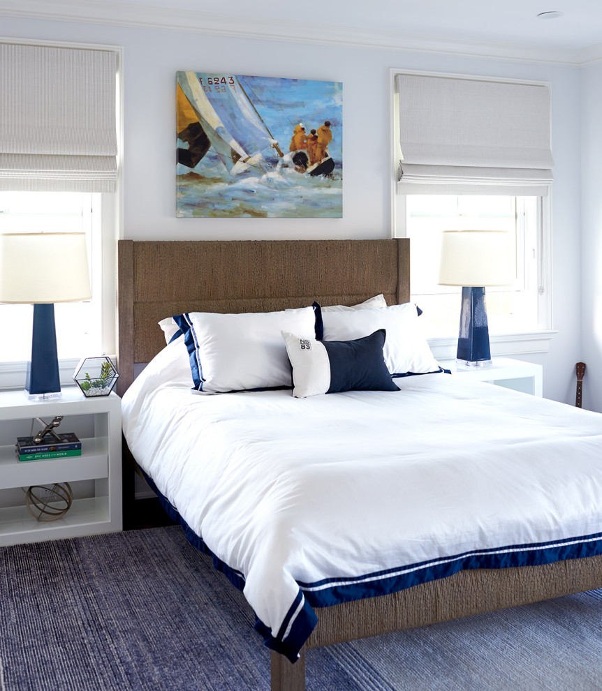 Immagine di una camera matrimoniale costiera di medie dimensioni con pareti blu, moquette e pavimento blu