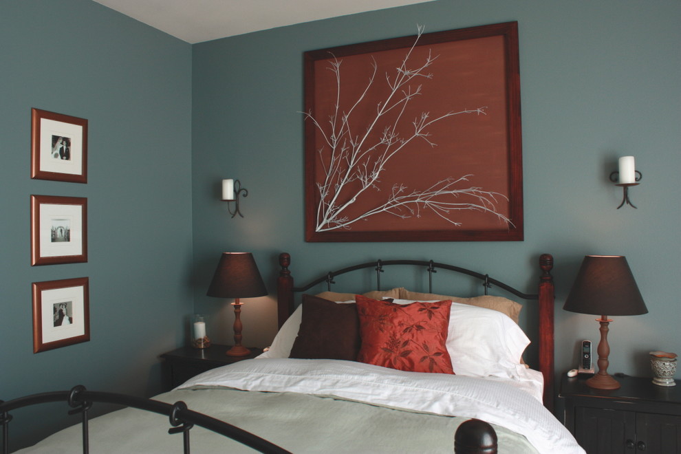 Klassisches Schlafzimmer mit grauer Wandfarbe in Seattle