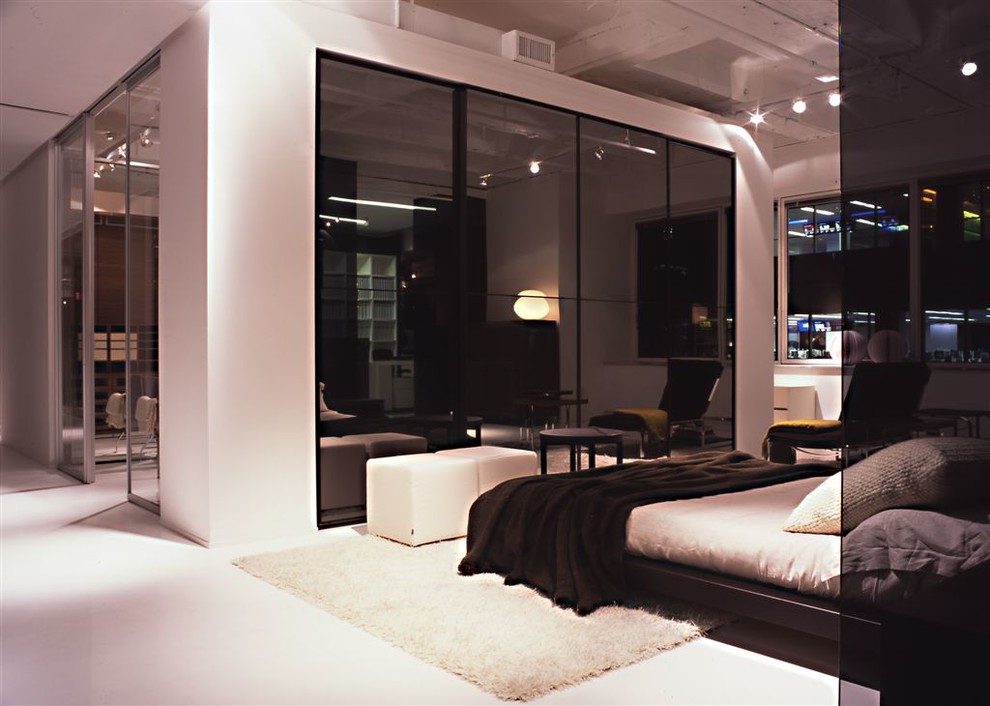 Источник вдохновения для домашнего уюта: большая хозяйская спальня в стиле модернизм с белыми стенами и полом из керамической плитки