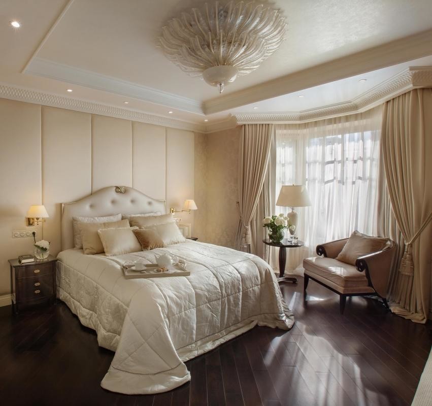 На фото: гостевая спальня среднего размера, (комната для гостей) в средиземноморском стиле с бежевыми стенами и темным паркетным полом без камина