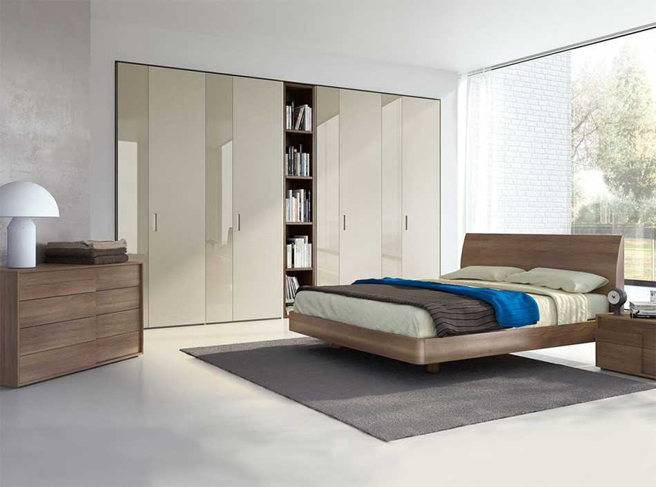 На фото: хозяйская спальня в современном стиле с