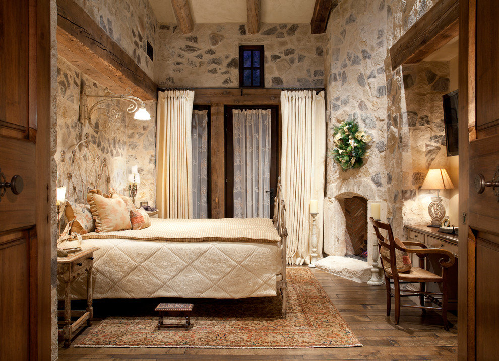 Diseño de dormitorio mediterráneo con chimenea de esquina y con escritorio