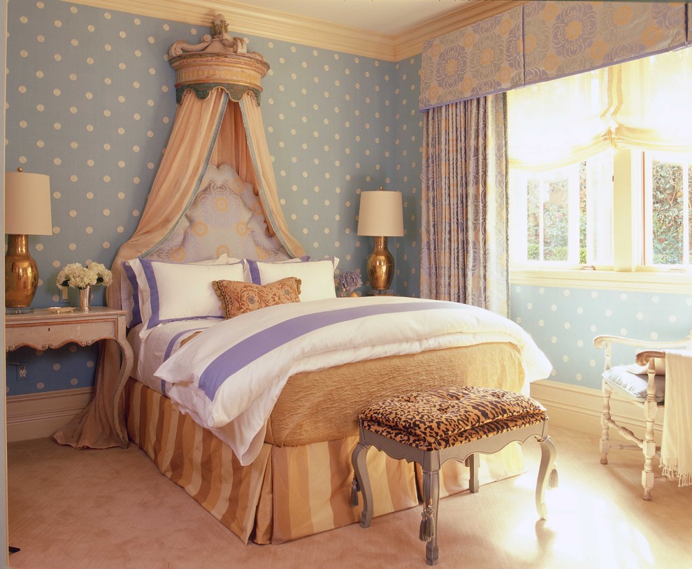 オレンジカウンティにあるトラディショナルスタイルのおしゃれな寝室 (青い壁、カーペット敷き)