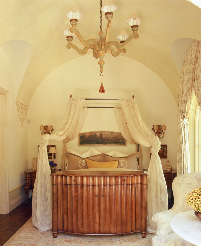 Schlafzimmer mit beiger Wandfarbe und dunklem Holzboden in Orange County