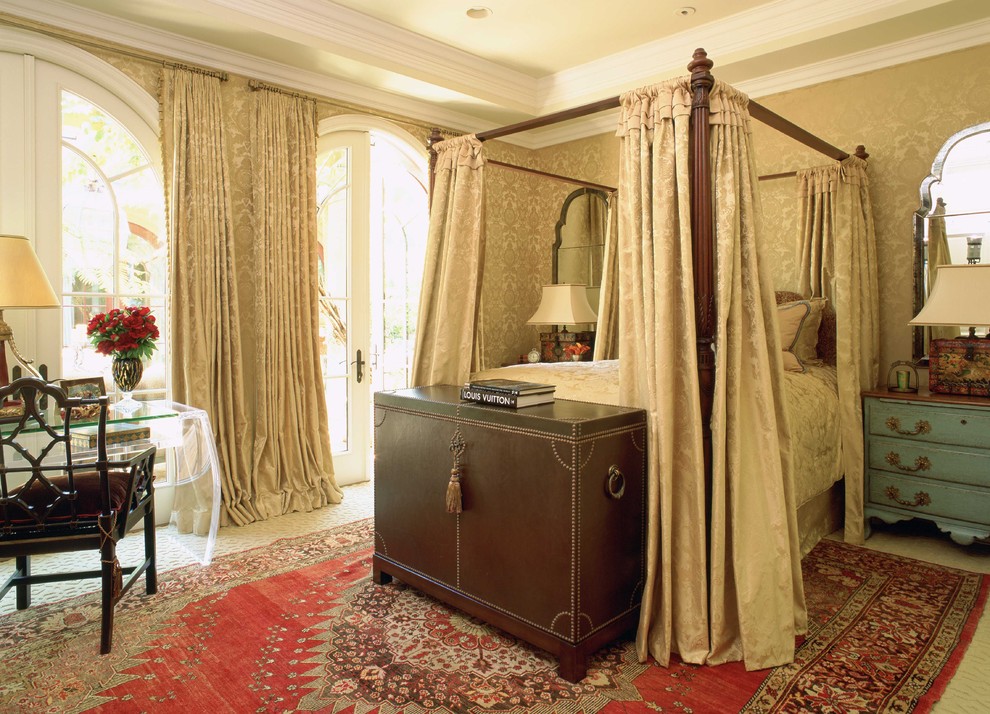 Klassisches Schlafzimmer mit beiger Wandfarbe und Teppichboden in Orange County