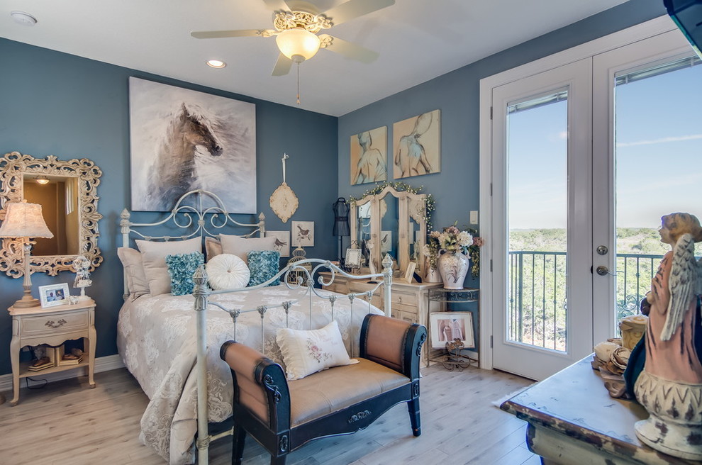 Exemple d'une chambre d'amis romantique de taille moyenne avec un mur bleu, parquet clair et aucune cheminée.