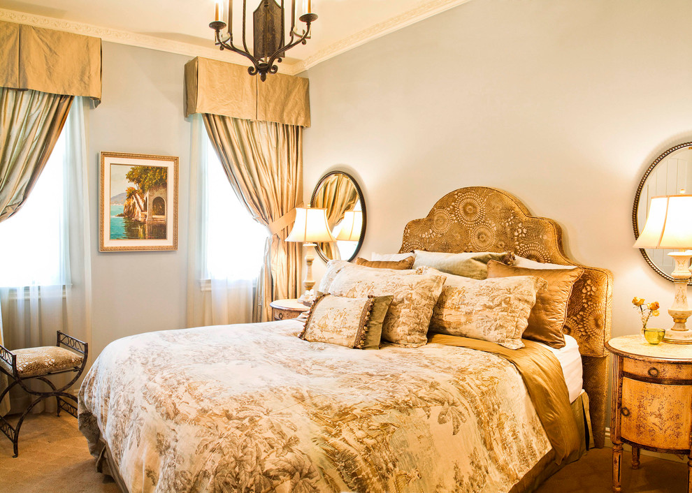На фото: хозяйская спальня в средиземноморском стиле с белыми стенами, ковровым покрытием и красным полом без камина