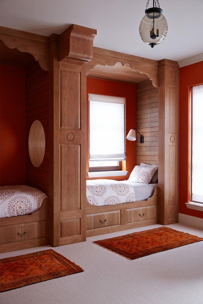 На фото: гостевая спальня (комната для гостей), среднего размера в средиземноморском стиле с оранжевыми стенами, ковровым покрытием и белым полом с