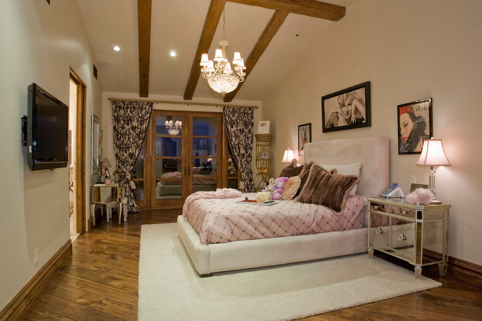 Imagen de habitación de invitados mediterránea extra grande sin chimenea con paredes beige y suelo de madera en tonos medios