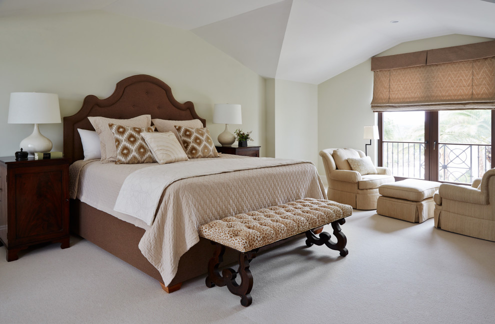 Inspiration för ett medelhavsstil sovrum, med beige väggar, heltäckningsmatta och beiget golv