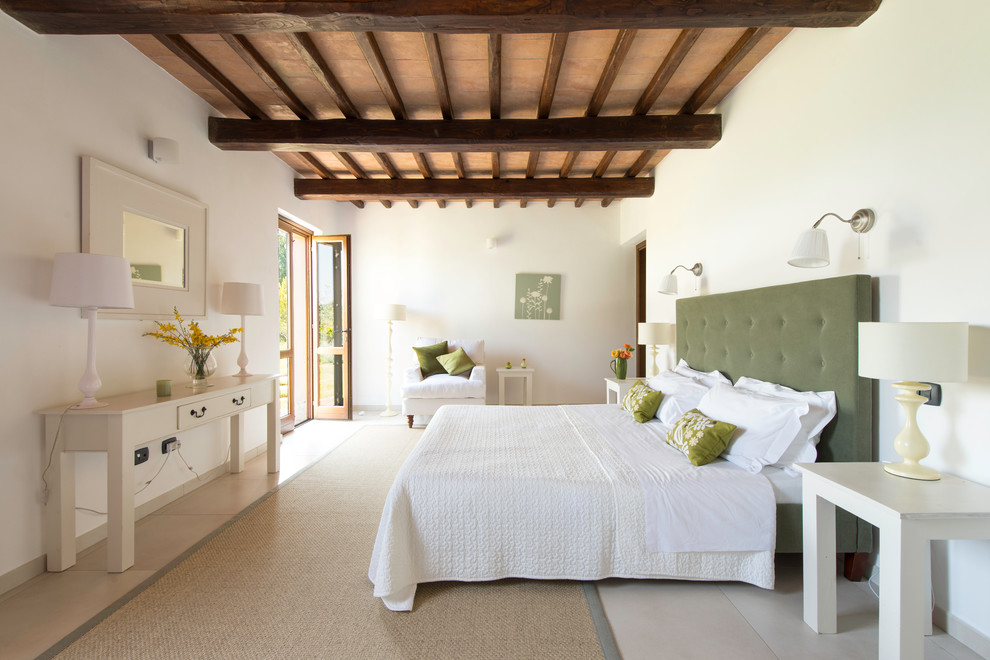 Идея дизайна: спальня в средиземноморском стиле с белыми стенами
