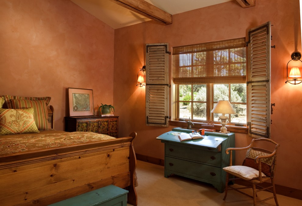 Foto de dormitorio principal mediterráneo de tamaño medio sin chimenea con parades naranjas, moqueta y suelo marrón