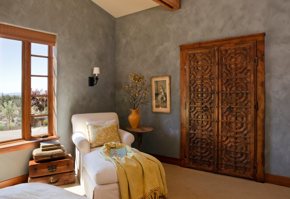 Diseño de dormitorio principal mediterráneo de tamaño medio sin chimenea con paredes grises, moqueta y suelo beige