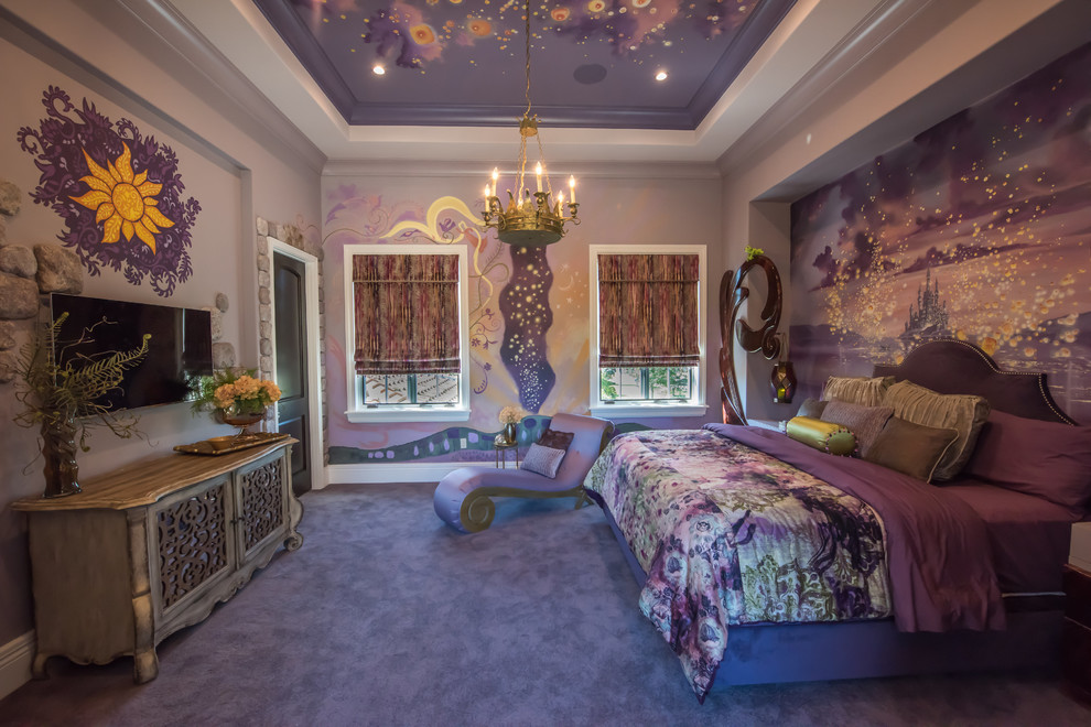 Ispirazione per una camera da letto con pareti viola e moquette