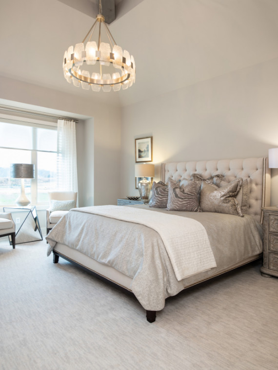 Imagen de dormitorio principal clásico renovado grande sin chimenea con paredes beige, moqueta y suelo beige