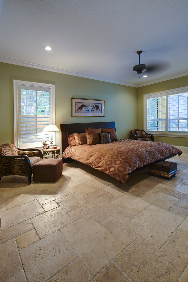На фото: спальня среднего размера в классическом стиле с полом из травертина с