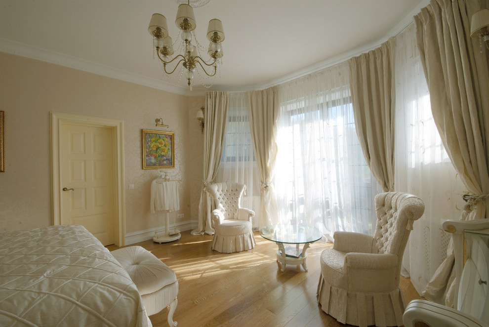 Aménagement d'une chambre parentale classique de taille moyenne avec un mur beige et parquet clair.